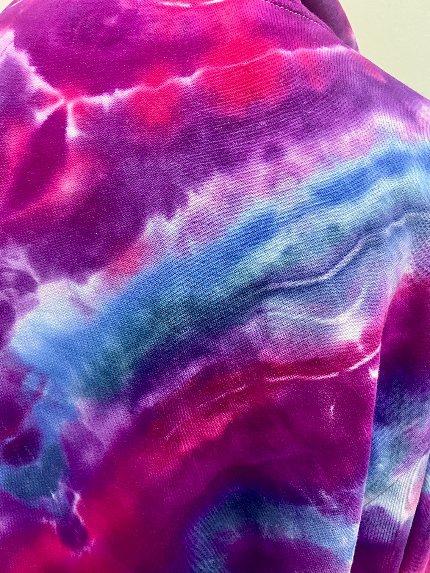 Sudadera con capucha tie-dye de espiral nebulosa