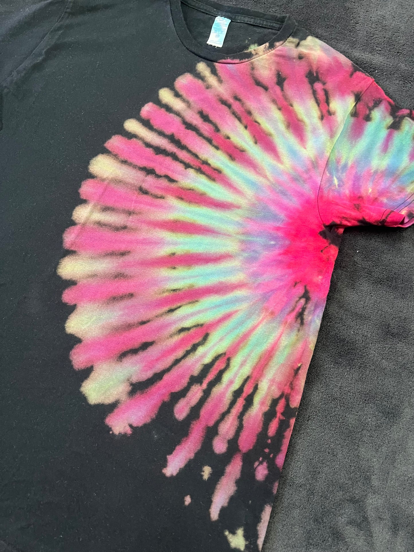 🖤🌈 Reverse Tie Dye Fanfold T-Shirt – Size XS 🌈🖤