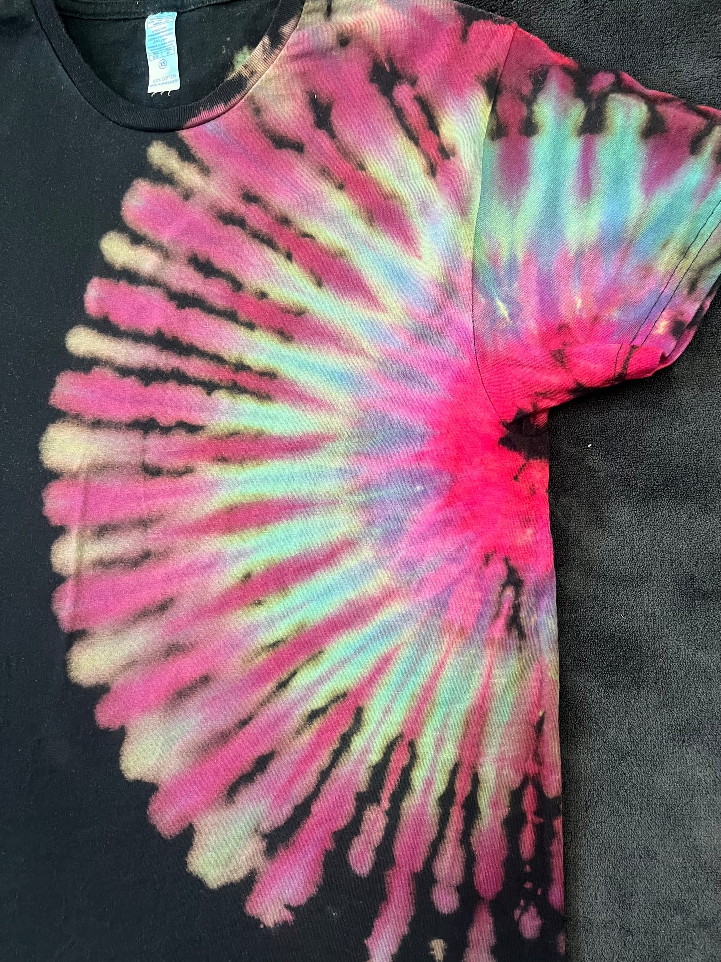🖤🌈 Reverse Tie Dye Fanfold T-Shirt – Size XS 🌈🖤