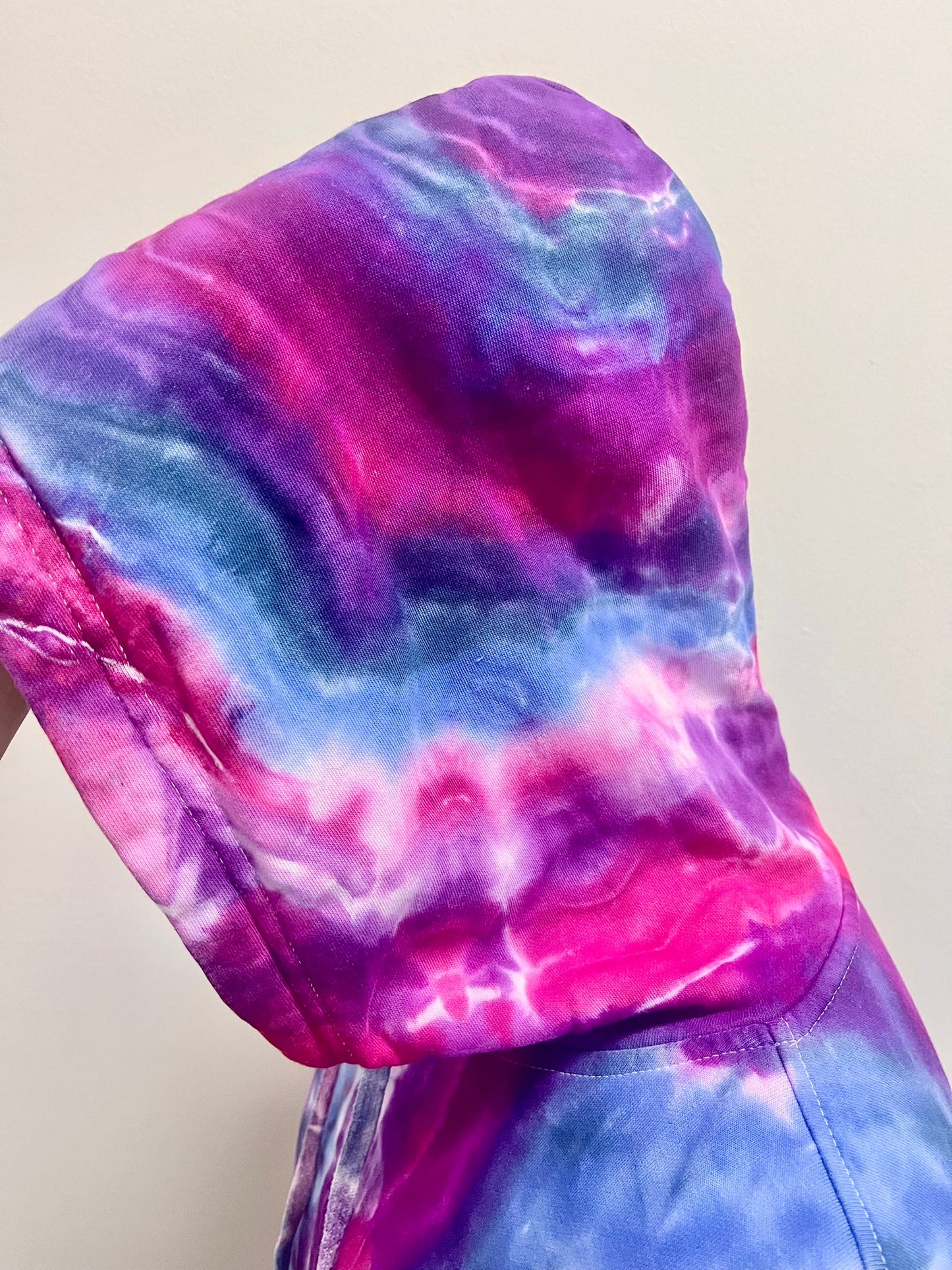 Sudadera con capucha tie-dye de espiral nebulosa