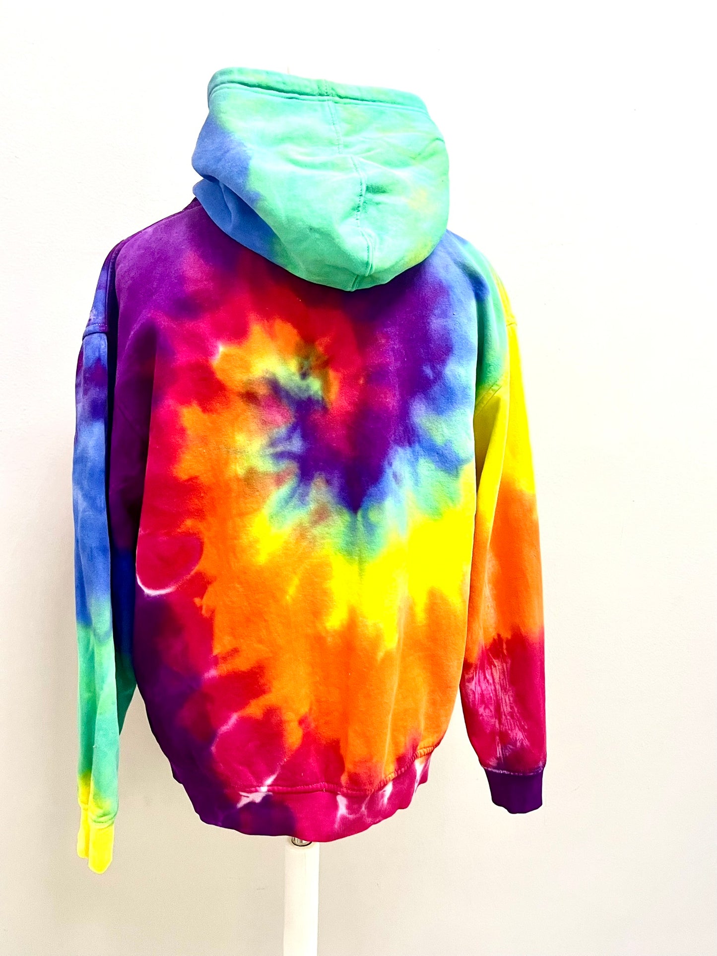 Sudadera con capucha y cremallera con espiral arcoíris teñida anudando