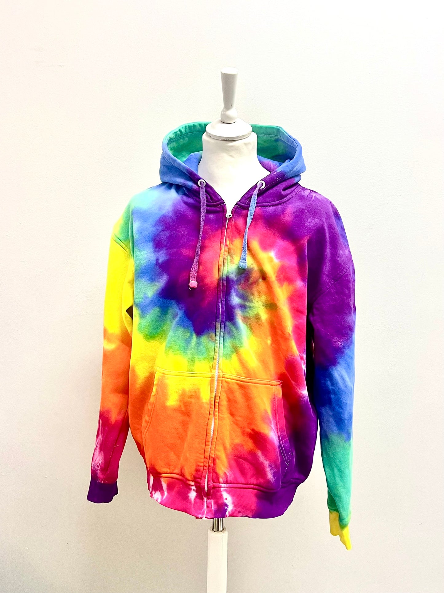 Sudadera con capucha y cremallera con espiral arcoíris teñida anudando