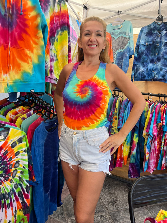 Camiseta sin mangas teñida con espiral de arcoíris